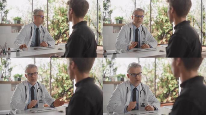 优雅的灰发医生为男性患者开药，并在健康诊所咨询期间听取他的反馈。穿着实验室外套的医生坐在医院的桌子后