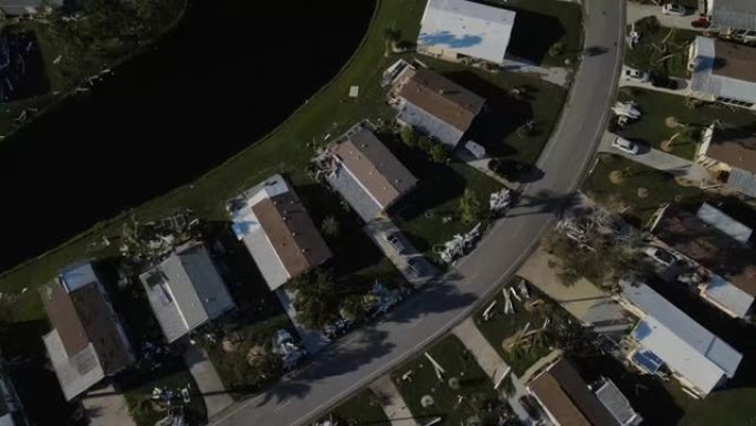 飓风伊恩 (Ian) 过后，梦幻般的旋转空中飞机对佛罗里达州威尼斯的移动房屋公园造成了破坏。
