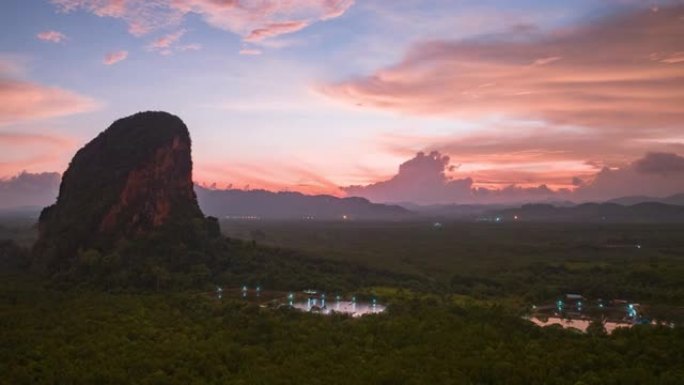 泰国甲米日出时有山脉的攀牙湾。空中延时。