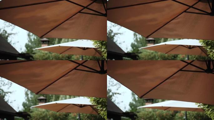房子院子里辐条上的大棕色织物顶篷，特写镜头。