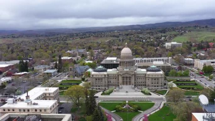 博伊西爱达荷州议会大厦的前门。飞向建筑物的鸟瞰图。