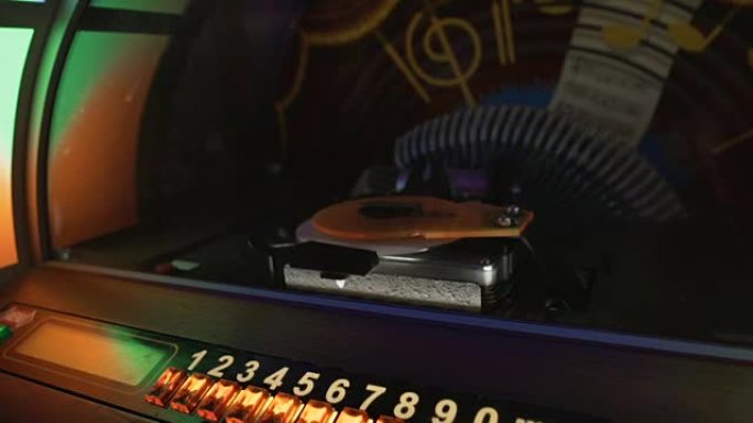 旧点唱机自动在酒吧播放精选音乐唱片，复古派对