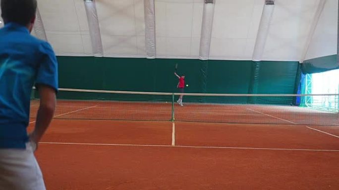 网球运动员在球场上进行比赛