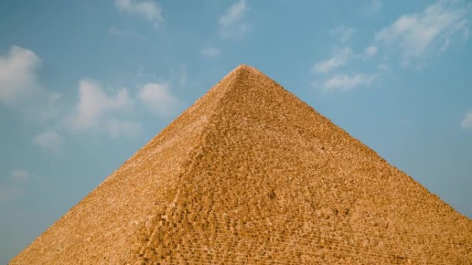 吉萨金字塔在中午与蓝天