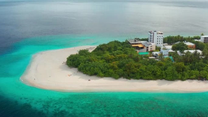 马尔代夫当地的Ukulhas岛有小旅馆和白色的沙滩，棕榈树和蔚蓝的大海。无人机航拍图。