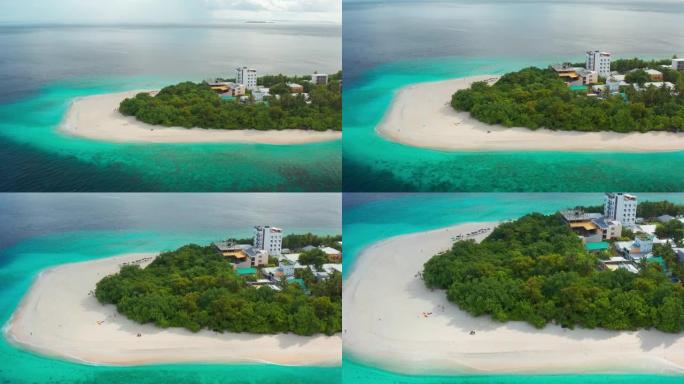 马尔代夫当地的Ukulhas岛有小旅馆和白色的沙滩，棕榈树和蔚蓝的大海。无人机航拍图。