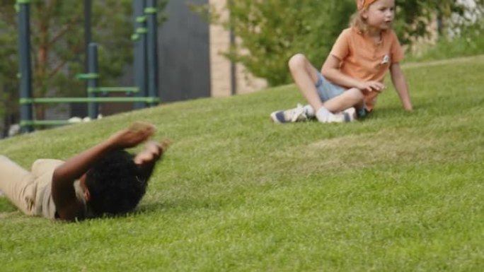 小孩子在公园的绿草地上玩得开心