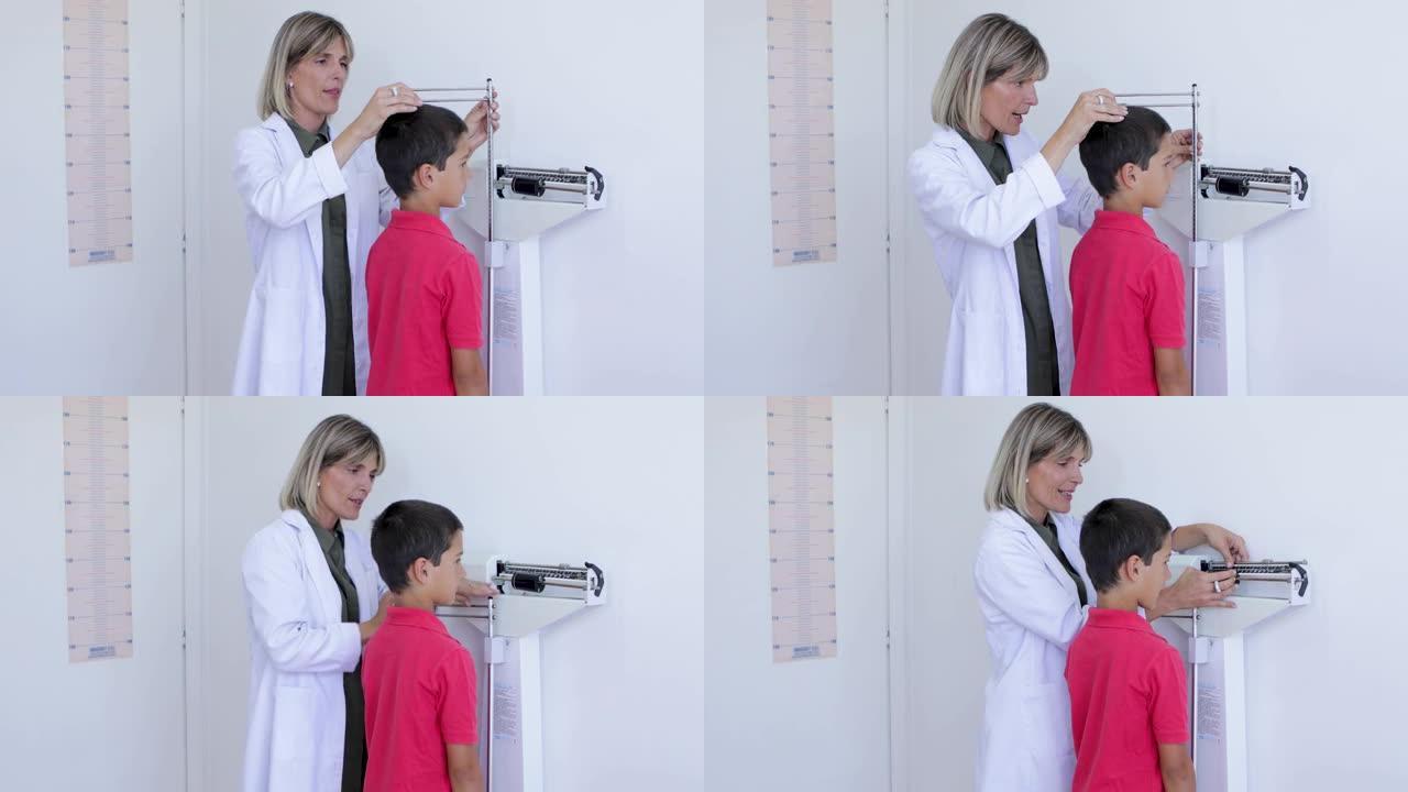 营养师医生测量男孩病人的身高和体重