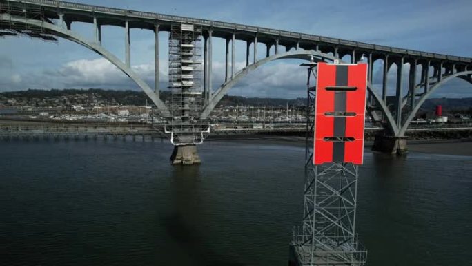 俄勒冈州新港亚奎纳湾大桥维修视频无人机航拍009