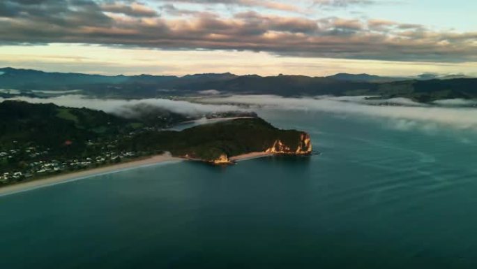 在新西兰科罗马德半岛风景秀丽的了望台上，云反转的运动流逝
