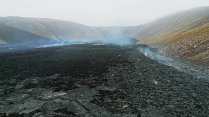 无人机飞越Geldingadalir活火山附近热气腾腾的热土