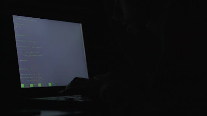 程序员晚上在笔记本电脑上键入代码，创建新软件，工作狂