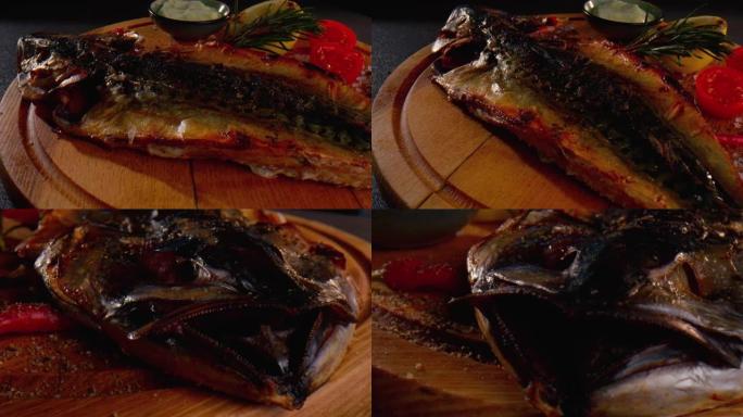 大张口的烤鲭鱼，西红柿，柠檬，sault，红辣椒蘸酱放在木盘上