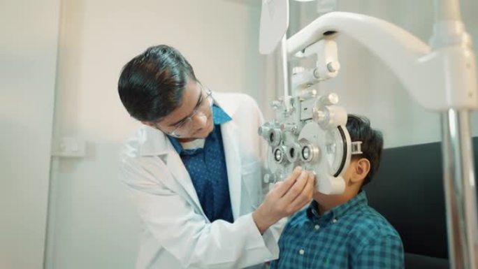 眼科医生检查男孩患者的眼睛