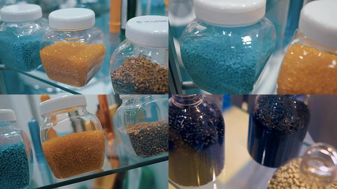透明容器中多色塑料颗粒的样品