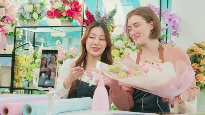 两名女性花店通过在线直播演示插花。