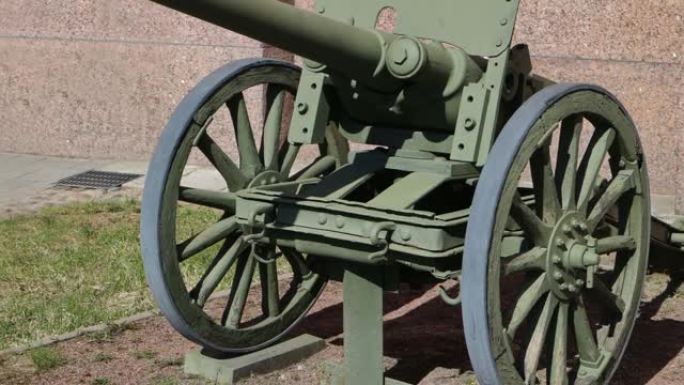木制轮子上的老式大炮