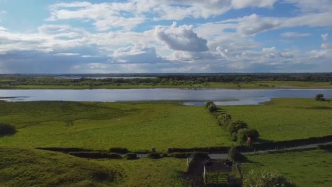 香农河洪水平原拉回镜头。如今，在Offaly县遗产地的Clonmacnoise修道院旁边，受到公共工