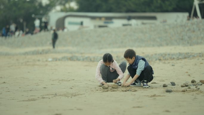 姐弟海边玩沙子实拍素材