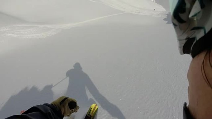 滑雪者降粉雪坡的POV