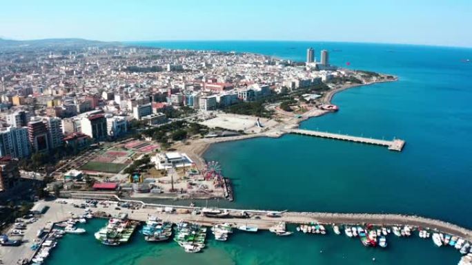 土耳其地震后伊斯肯德伦港的鸟瞰图。