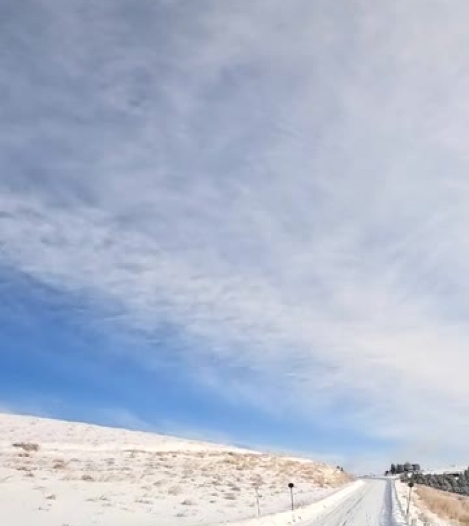 在雪山路上行驶