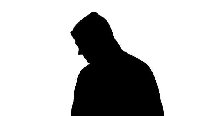 引擎盖上的好斗的欺负者看着镜头并威胁到人们，犯罪分子