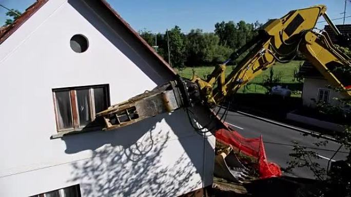 CS拆除挖掘机敲击一栋老房子外墙