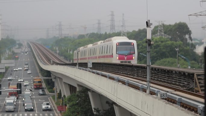 广州地铁列车高架进站