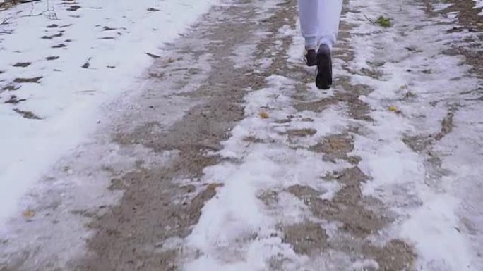士力架中的年轻女子在慢速行驶的雪道上奔跑