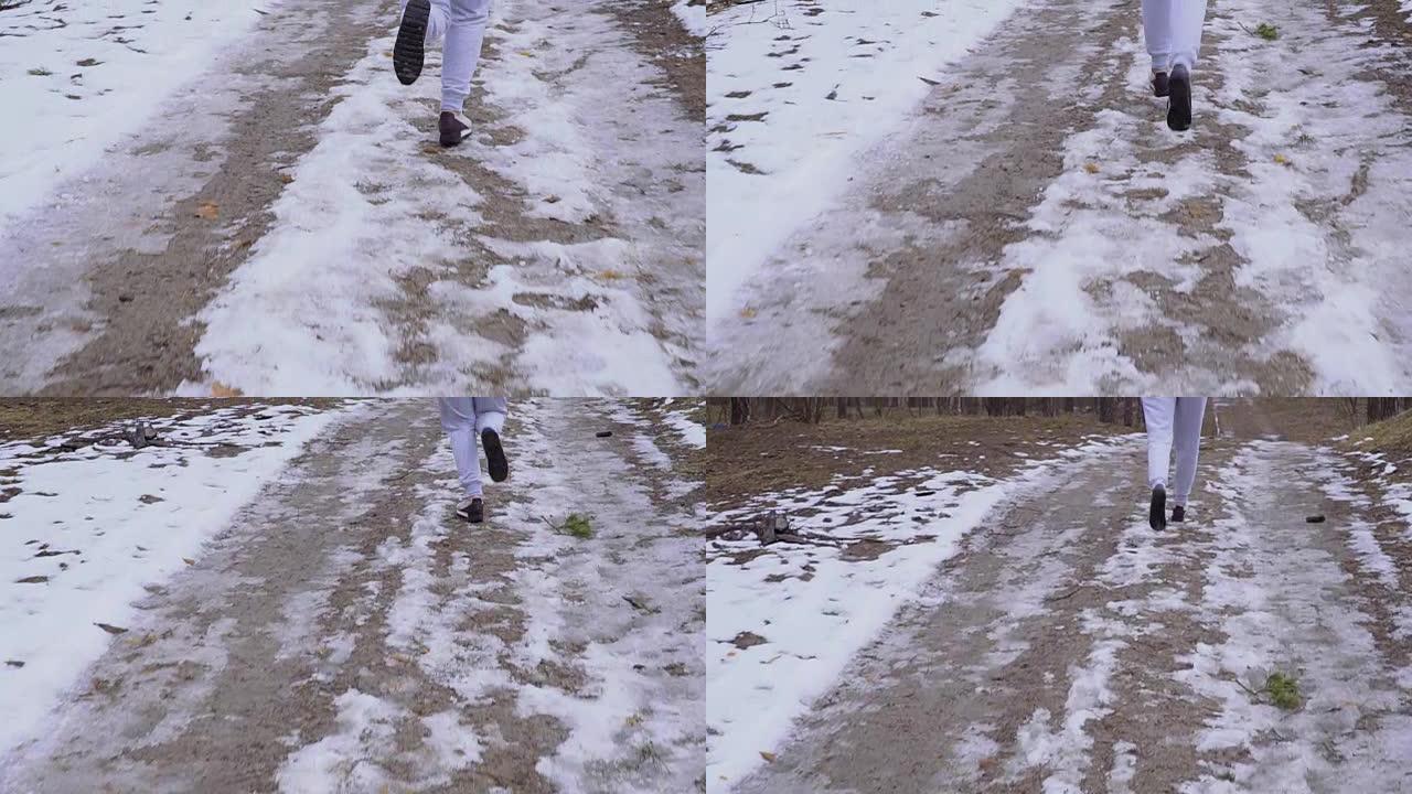 士力架中的年轻女子在慢速行驶的雪道上奔跑
