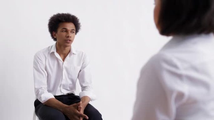 年轻的非洲裔美国男子访问心理学家，虚拟现实疗法