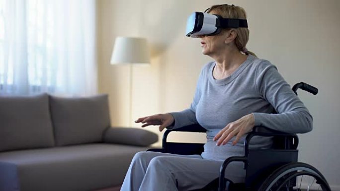 老年女性坐在轮椅上，戴着虚拟现实耳机，玩游戏