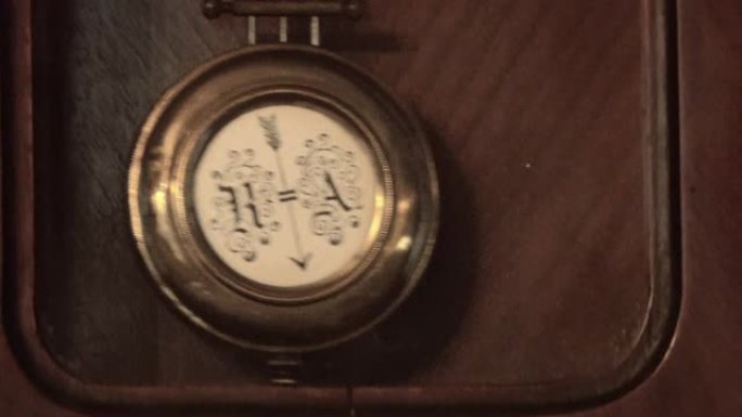 带钟摆的古董挂钟。