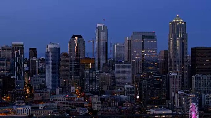 夜间在西雅图市中心的空中飞行