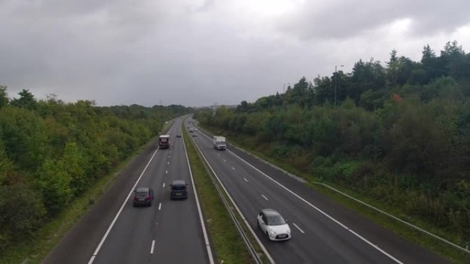 M4高速公路摄像机在多个车道上平移，交通适中4K