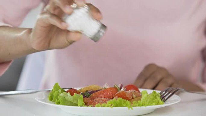 女人的手腌制沙拉，食物补充剂，不健康的营养