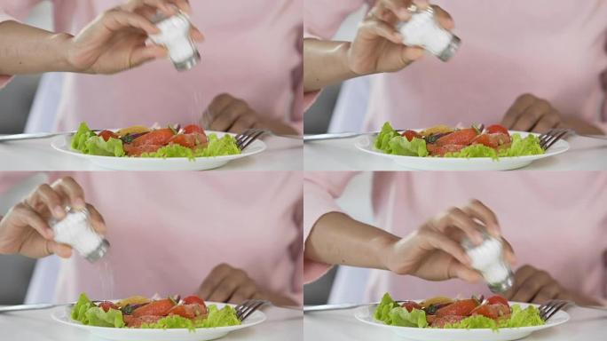 女人的手腌制沙拉，食物补充剂，不健康的营养