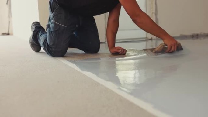 工人aply一种地板，是通过用环氧树脂和硬化剂的混合物涂覆混凝土地板而制成的。其结果是一个耐用和高抗
