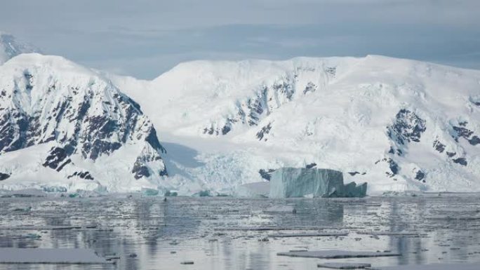 海洋。五颜六色的海洋水域。拥有雪山和岩石的海洋景观。气候变化