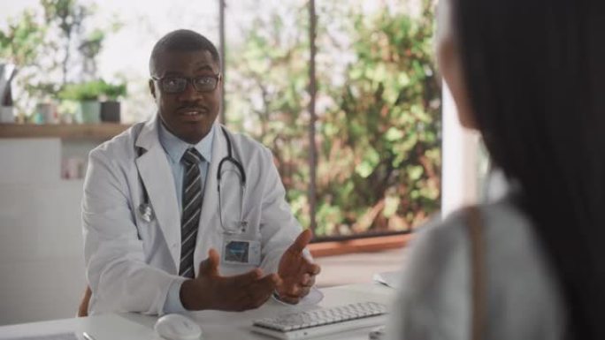 戴眼镜的非洲医生为一名女性患者开药，并在健康诊所咨询期间听取她的反馈。穿着实验室外套的医生坐在医院的