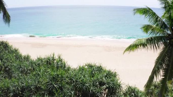 4k飞出无人机画面显示美丽的开阔海洋和海岸，上面有棕榈树。放松，自然，自然和假期概念。斯里兰卡坦加勒