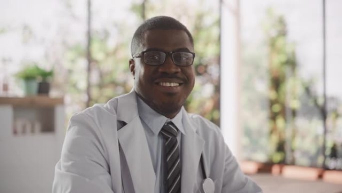 黑人医疗保健专业人员的肖像摆姿势对着镜头，微笑着看着镜头。非洲诊所医生戴着眼镜，穿着白大褂在医院办公