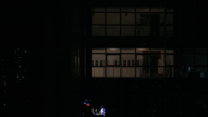 夜晚写字楼独自一人俯瞰城市【有版权】