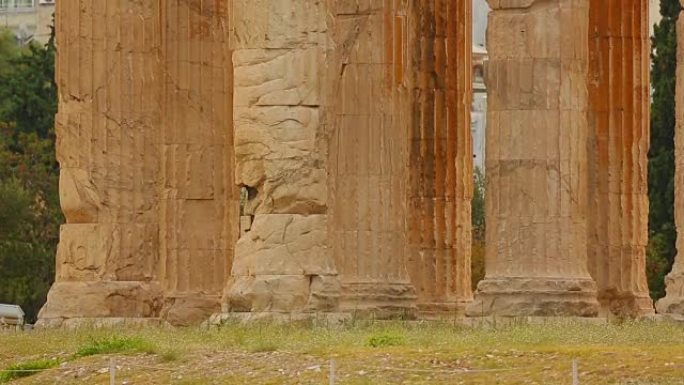 几百年的古庙依然存在，大理石柱子和顶部装饰的柱头