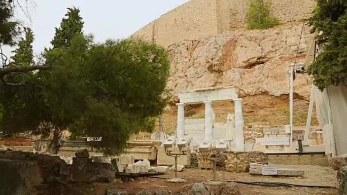 大理石柱子的遗迹，雅典卫城底部的古老建筑