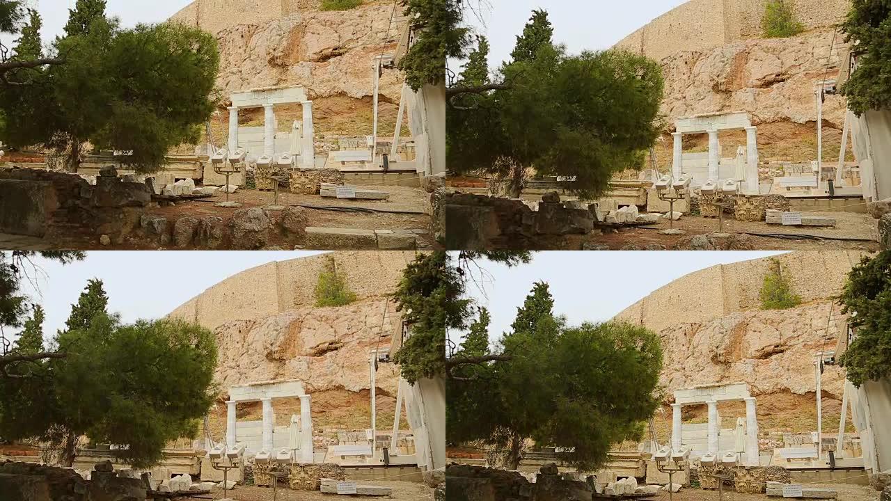 大理石柱子的遗迹，雅典卫城底部的古老建筑