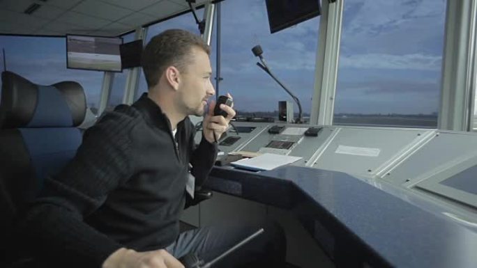 调度员通过便携式无线电控制机场控制塔中的飞机