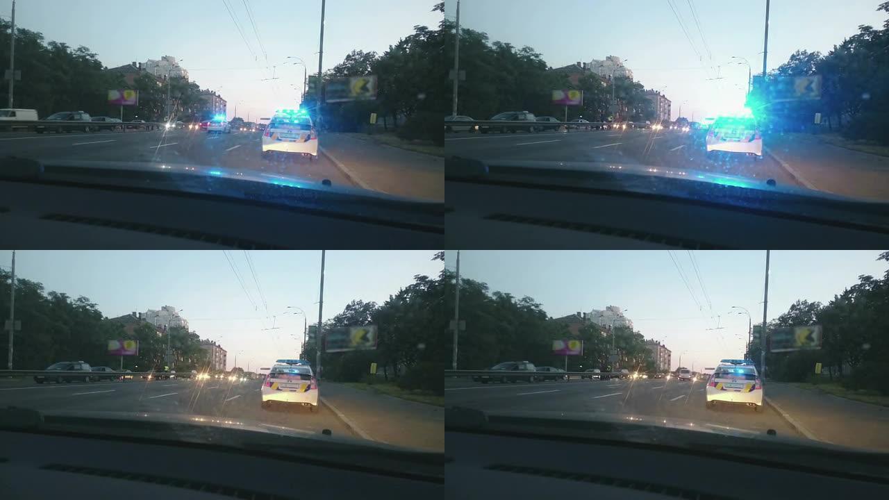 停放的警车，蓝色车顶灯旋转，紧急情况，城市