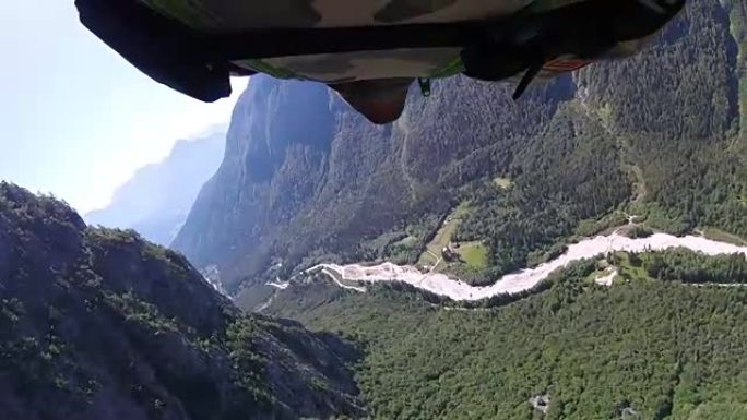 翼服飞行员沿着山崖飞行的视点